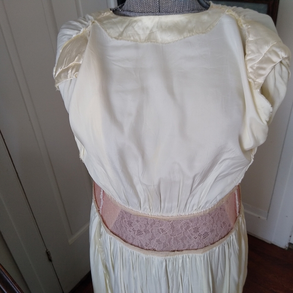 VINTAGE 1940s Ivory Satin and Pink Lace Dressing Gown Robe - Picture 14 of 14